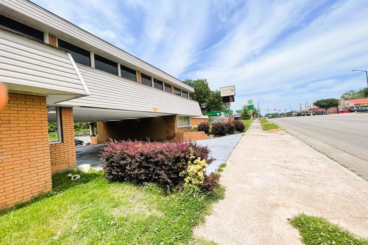 Palmetto Inn & Suites By Oyo Orangeburg Exterior photo